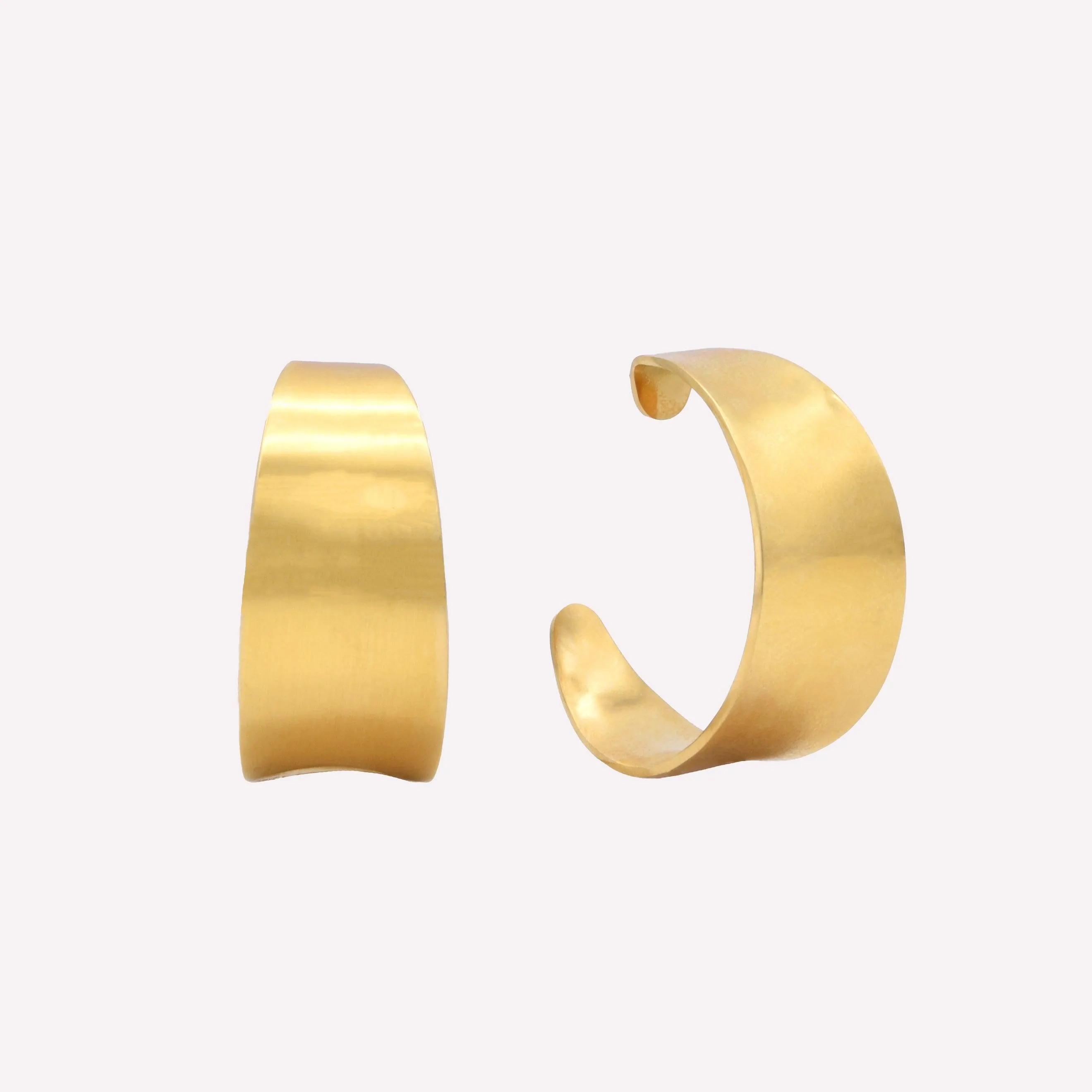 BOLD SCULPTED HOOP EARRINGS IN GOLD