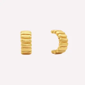 CHUNKY BAR HUGGIE HOOP EARRINGS IN GOLD