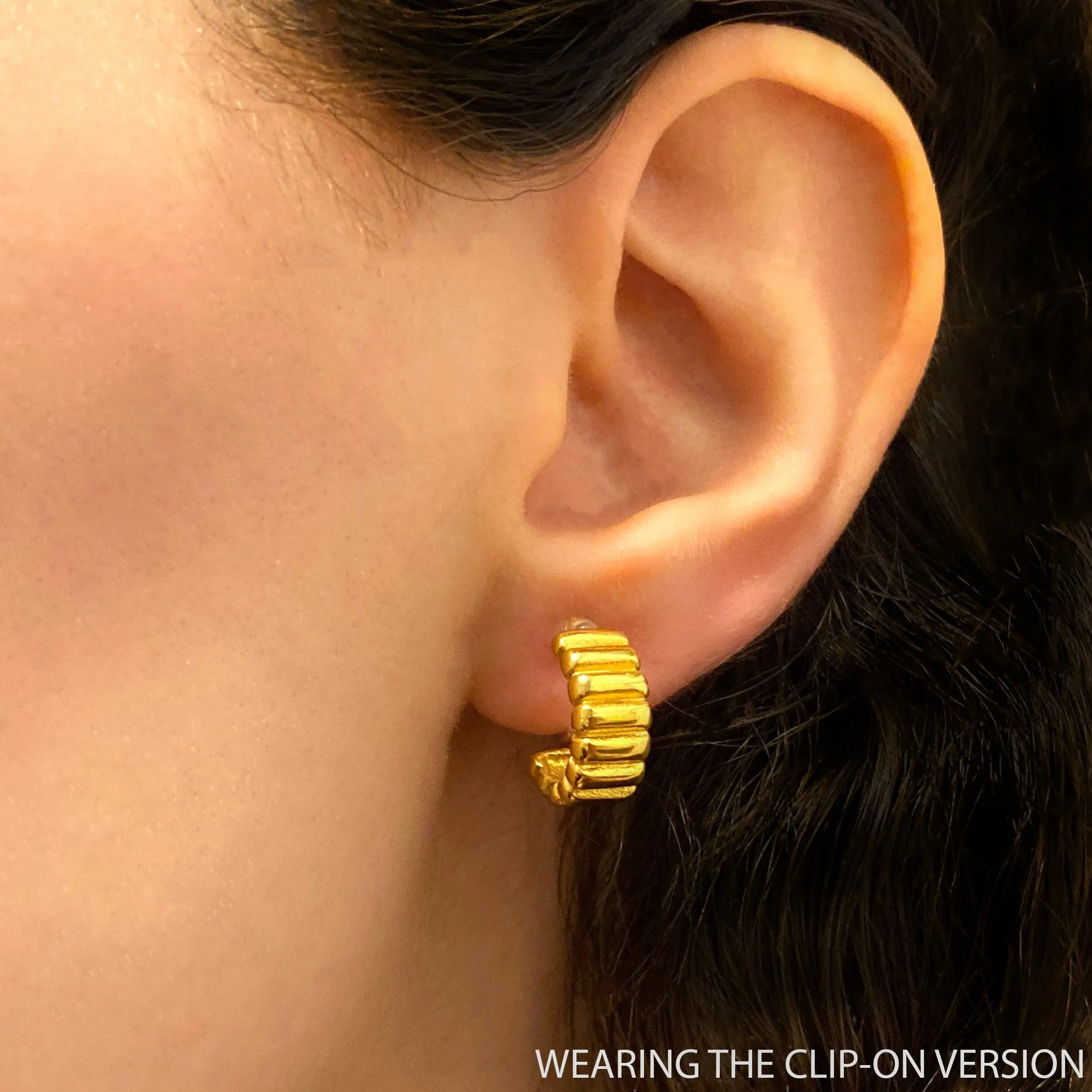 CHUNKY BAR HUGGIE HOOP EARRINGS IN GOLD